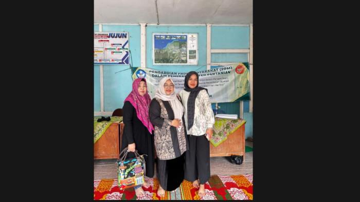 TIM PENGABDIAN - Tim Pengabdian Masyarakat dari Fakultas Pertanian Universitas Jambi (Unja) membantu petani di Desa Jujun, Kabupaten Kerinci, dalam mengatasi persoalan pengolahan cabai pascapanen.
