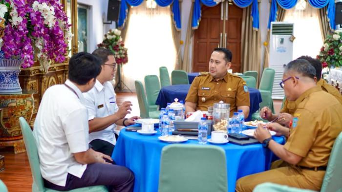 Bupati Merangin, M Syukur, menerima kunjungan silaturahmi Kepala Kantor Pelayanan Perbendaharaan Negara (KPPN) Bangko yang baru, Adnan Agung Nugraha, di Rumah Dinas Bupati Merangin, Senin (13/04/2026).