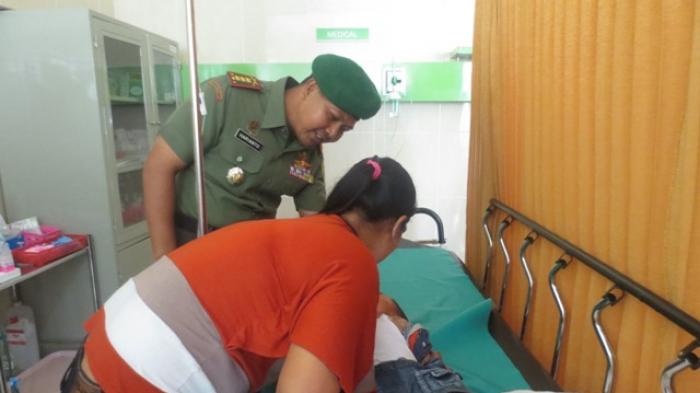 Demi Anak, Ida Rela Naik Motor Hujan-hujanan