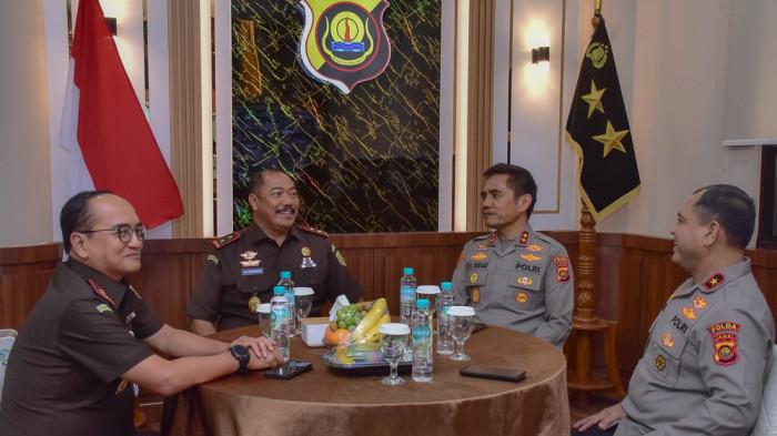 Kapolda Jambi Irjen Pol. Krisno H Siregar, menerima kunjungan silaturahmi Kepala Kejaksaan Tinggi (Kajati) Provinsi Jambi Sugeng Hariadi, di ruang kerja Kapolda Jambi, Rabu (12/11/2025)