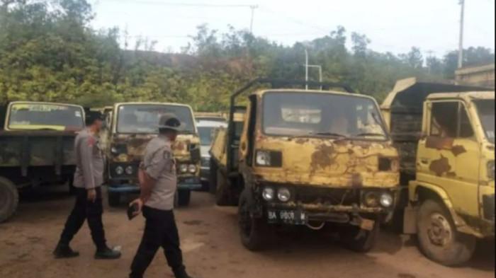 PELANGSIR - 7 kendaraan jenis minibus dan truk diduga pelangsir BBM ilegal disita Polres Bungo.