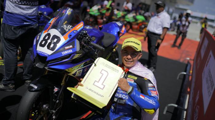 Muhammad Fadhil Musyavi naik podium ketiga di Seri ke-5 Asia Road Racing Championship telah berlangsung di sirkuit Sepang Malaysia, 10-12 Oktober 2025