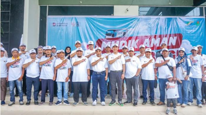 MUDIK GRATIS - PTPN IV Regional IV Jambi-Sumbar, merealisasikan program “Mudik Aman, Berbagi Harapan” dengan berangkatkan 3 unit Bus secara gratis bagi masyarakat Jambi untuk lebaran Idul Fitri 1447 H di kampung halaman