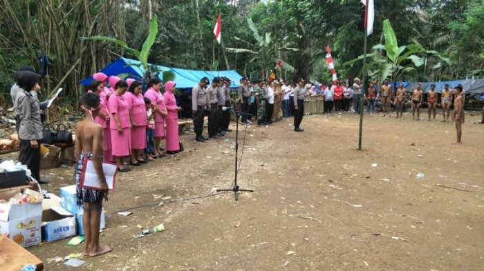 Warga Suku Anak Dalam (SAD) di Kabupaten Merangin turut memeriahkan upacara HUT RI ke 72, Kamis (17/8)