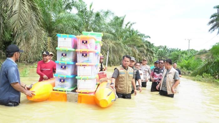 Wakil Bupati Tebo, Nazar Efendi menyalurkan bantuan bagi masyarakat terdampak banjir di Desa Lubuk Mandarsah, Kecamatan Tengah Ilir pada Sabtu, 18 April 2026.