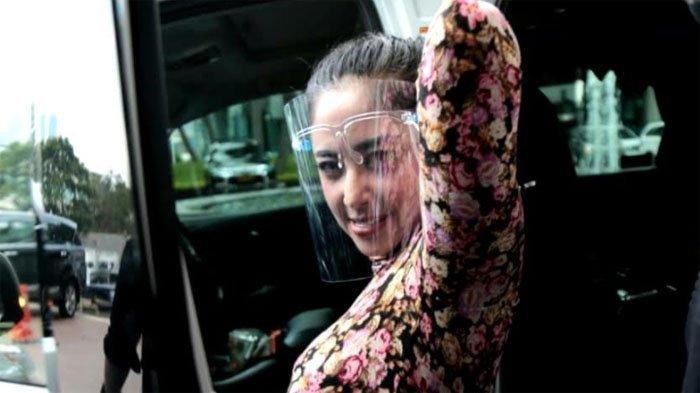 Dewi Perssik Ngaku Tak Fokus Kerja Karena Anaknya Sudah 3 Hari Demam