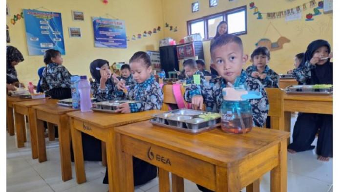 PT BEA menyalurkan bantuan CSR pendidikan 2025 kepada lembaga Pendidikan Anak Usia Dini (PAUD) TK Arrahman yang terletak di Dusun Simpang Ilir RT 03 Desa Niaso Kecamatan Maro Sebo Kabupaten Muaro Jambi.