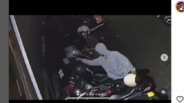 2 Remaja di Jambi Terekam CCTV Curi Helm di Parkiran Kafe