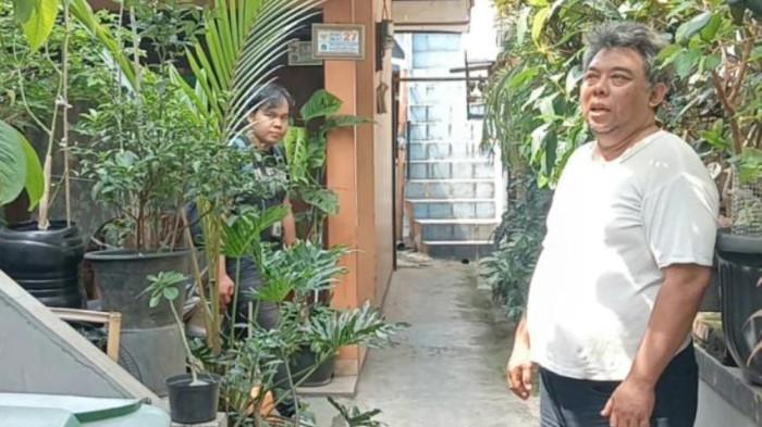 PENGHUNI INDEKOS DIBUNUH - Pemilik indekos, Sarif Hidayat saat menunjukkan lokasi indekos tempat Irnakulata Murni (23) ditemukan tewas, Ciracas, Jakarta Timur, Minggu (14/9/2025).