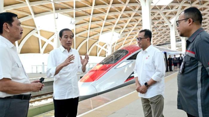 Pengamat Sentil Relawan Jokowi yang Sebut Kereta Cepat Karya Terbaik : Kultus, Tak Bisa Objektif