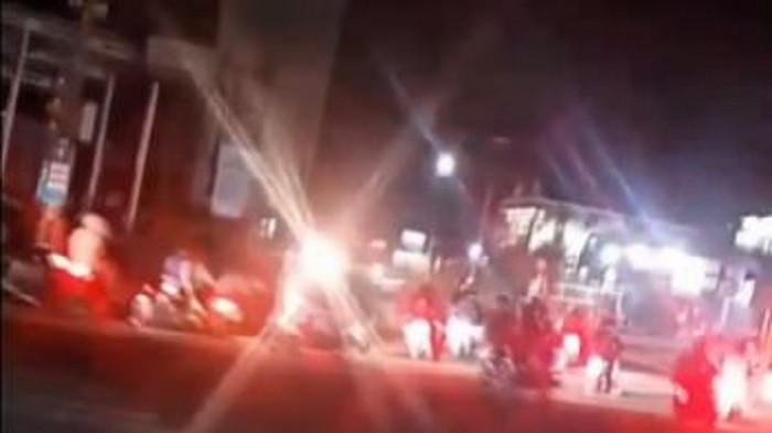 Simpang Rimbo-Mendalo Jambi Mencekam: Video 60+ Remaja Bersajam Konvoi Subuh Viral, Diduga Gengster