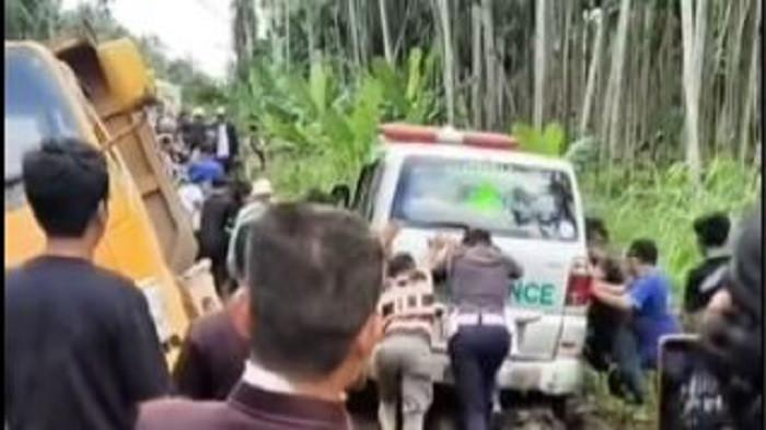 Warga gotog royong dorong ambulance di jalan rusak Tanjabtim