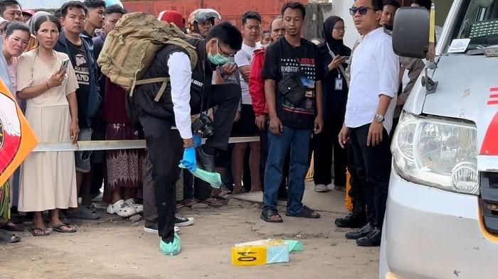 Heboh penemuan mayat di Simpang Rimbo Kota Jambi. Pihak kepolisian melakukan olah TKP untuk mengungkap penyebab kematian wanita paruh baya tersebut.