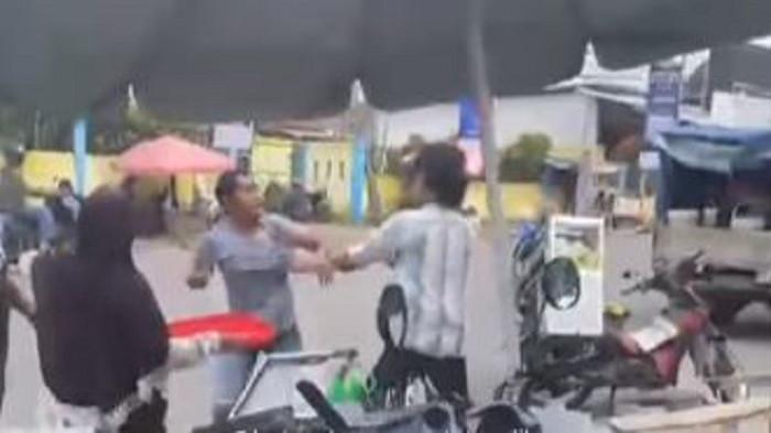 Pedagang ribut berebut lapak di Tugu Juang Kota Jambi viral di sosial media.