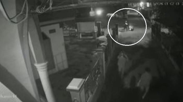 Rekaman CCTV aksi pengeroyokan di Kuala Tungkal, Tanjung Jabung Barat Provinsi Jambi viral di sosial media.