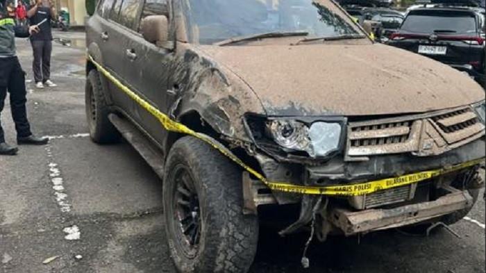 Mobil Pajero milik pelaku tabrak lari di Jambi yang viral terparkir di halaman Polda Jambi.
Sopir mobil Mitsubishi Pajero berinisial DK (26) sebagai tersangka kasus tabrak lari beruntun yang terjadi di sejumlah titik di Kota Jambi.