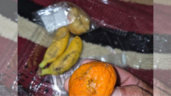 MBG SOROTAN - Setelah sebelumnya menu di SPPG Talang Banjar menuai kritik warganet karena hanya berisi camilan ringan, kali ini temuan lebih memprihatinkan muncul dari Kabupaten Kerinci. Kekecewaan ini memuncak pada Jumat (13/3/2026), ketika sejumlah wali murid di Kecamatan Gunung Raya mendapati buah jeruk sudah dalam kondisi busuk. 