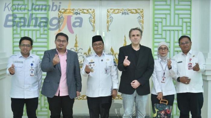 GANDENG AKADEMISI - Pemerintah Kota Jambi yang dipimpin Wali Kota Jambi, Maulana tengah memperkuat kolaborasi global dalam menjalankan pemerintahan.Kolaborasi tersebut akan dimanfaatkan untuk pembangunan berbasis riset dan pengembangan tata kelola pelayanan publik.Guna mewujudkan hal tersebut, Wali Kota Jambi, Dr. dr. H. Maulana, M.K.M, menerima kunjungan Akademisi Internasional, Profesor Lan Umek, Ph.D dari University of Ljubljana, Slovenia, Selasa (08/04/2026), bertempat di Rumah Dinas Wali Kota Jambi.
