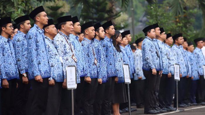 WFH ASN - Ilustrasi ASN. Pemerintah Provinsi (Pemprov) Jambi memberikan peringatan keras bagi seluruh Aparatur Sipil Negara (ASN) yang mencoba bermain-main dengan kebijakan Work From Home (WFH). Memasuki pekan pertama pelaksanaannya sejak Jumat lalu, pemerintah menegaskan bekerja dari rumah bukanlah kesempatan untuk membolos, melainkan pergeseran lokasi tugas yang tetap dipantau ketat.