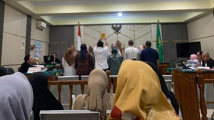 SIDANG KASUS KORUPSI - Persidangan kasus dugaan korupsi dana Bantuan Operasional Kesehatan (BOK) Puskesmas Kebon Sembilan, Kabupaten Muaro Jambi, Provinsi Jambi mengungkap fakta mengejutkan mengenai praktik pinjam nama dan tekanan psikologis terhadap para pegawai. Dalam sidang yang digelar di Pengadilan Negeri Tipikor Jambi, Senin (13/4/2026), Jaksa Penuntut Umum menghadirkan 13 orang saksi.