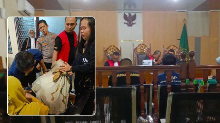 ISAK TANGIS - Sidang vonis Angga Saputra dan Gilang Eko Prayogi terdakwa kasus narkoba 12 kilogram dipenuhi isak tangis keluarga. Dua kurir narkoba yang lolos dari hukuman penjara seumur hidup itu divonis majelis hakim Pengadilan Negeri Jambi dengan pidana 19 tahun penjara untuk terdakwa Angga dan 17 tahun penjara untuk Gilang.