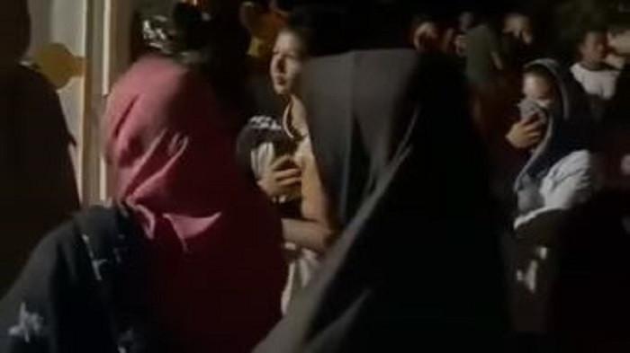 DIGERUDUK EMAK-EMAK - Suasana saat emak-emak geruduk rumah bandar sabu di Jambi.