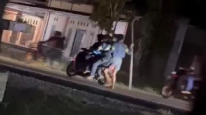 REMAJA BERSAJAM - Aksi remaja bawa sajam malam hari di Jambi viral. Keamanan masyarakat di wilayah hukum Kabupaten Batang Hari, Provinsi Jambi kembali diuji dengan keberadaan sekelompok remaja yang berkeliaran membawa senjata tajam (sajam) di Desa Tanjung Putra, Kecamatan Mersam, Jambi.