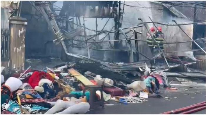 KEBAKARAN DI KOTA JAMBI - Kios pakaian di Jalan Adam Malik, Kelurahan Beringin, Kota Jambi hangus dilalap si jago merah pada Rabu (21/1/2026) siang.