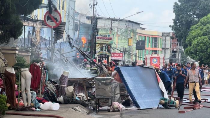 KEBAKARAN DI KOTA JAMBI - Kios pakaian di Jalan Adam Malik, Kelurahan Beringin, Kota Jambi hangus dilalap si jago merah pada Rabu (21/1/2026) siang.