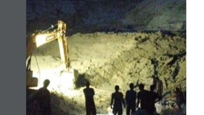 Evakuasi penambang di wilayah Kabupaten Sarolangun, yang tertimbun longsoran material galian pada  Senin (19/1/2026) sore.