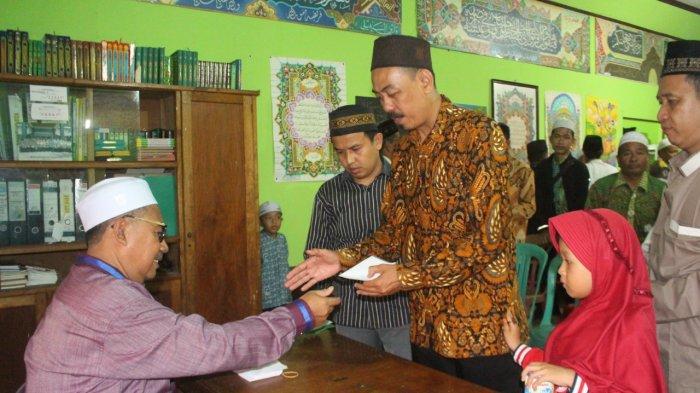 200 Guru Ngaji dan Madrasah Terima Zakat dari Baznas Tanjab Barat