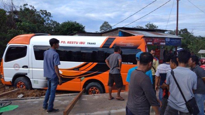 Travel Restu Ibu Masuk Got di Jalan Lintas Muara Tebo, Penumpang Dialihkan