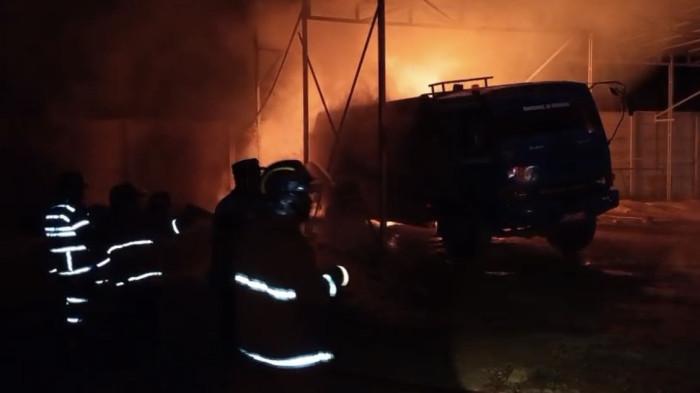TERBAKAR - Satu uni mobil tangki biru putih milik PT Putra Mauli Energi di Kecamatan Alam Barajo, Kota Jambi terbakar pada Kamis malam (20/11/2025).