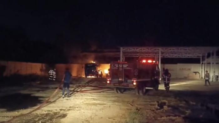 Kebakaran mobil tangki BBM milik PT Putra Mauli Energi yang terjadi di Jalan Pazero RT 11, Kelurahan Bagan Pete, Kecamatan Alam Barajo, Kamis (20/11/2025) malam.