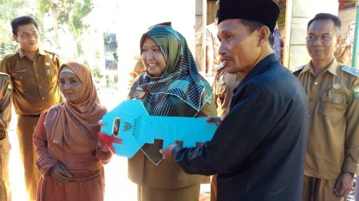 Serahkan Bantuan Bedah Rumah, Bupati Masnah Imbau ASN Tingkatkan Zakat Demi Bantu Warga Miskin