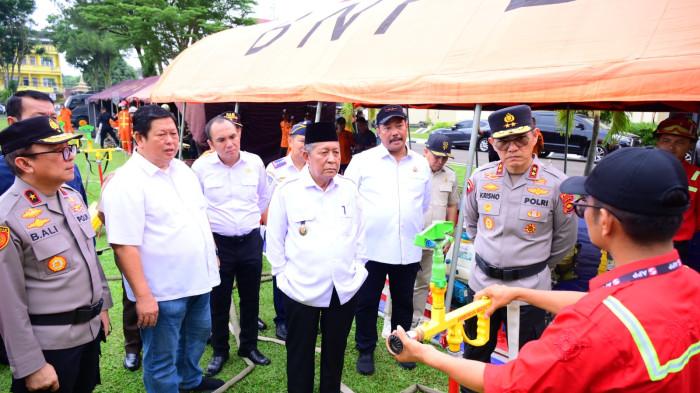 Kapolda Jambi Irjen Pol. Krisno H Siregar, Wakil Gubernur Jambi H. Abdullah Sani, Wakapolda Jambi Brigjen Pol. B Ali saat Apel Kesiapsiagaan Penanggulangan Bencana Kebakaran Hutan dan Lahan (Karhutla) serta Pengendalian Massa pada Rabu (22/4/2026)