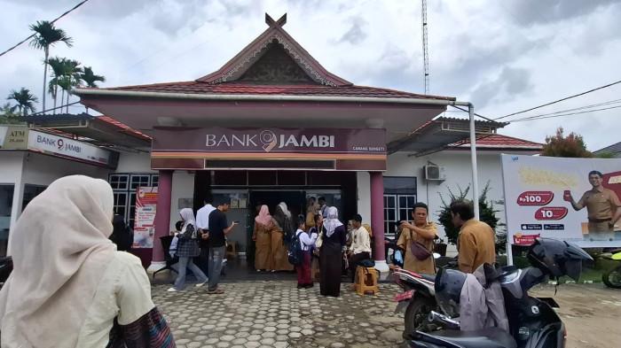NASABAH - Kantor Bank Jambi cabang Sengeti digeruduk ASN Muaro Jambi pada Senin (23/2/2026). Menyusul lumpuhnya sistem layanan Bank Jambi baik ATM maupun m-banking sejak kemarin