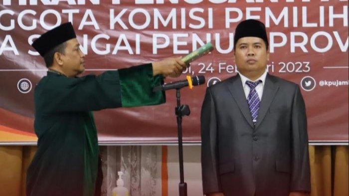 Al Aziari Dilantik Sebagai PAW KPU Sungai Penuh