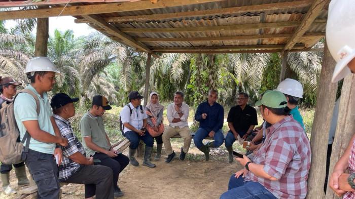 PT Perkebunan Nusantara (PTPN) IV Regional IV Jambi safari Ramadhan  dan memberikan 40 karung beras ke fakir miskin di Kebun Bukit Kausar kecamatan Merlung kabupaten Tanjab Barat, provinsi Jambi, pada Senin (23/2/2026).