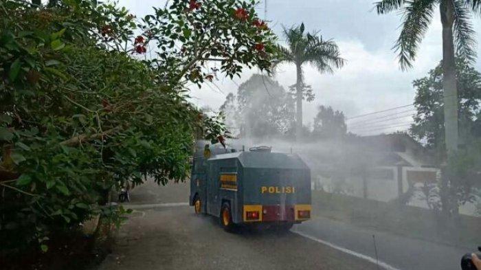 Pakai Water Canon & Mobil Damkar Satgas Covid-19 Muara Bungo Semprotkan Desinfektan Disejumlah Titik