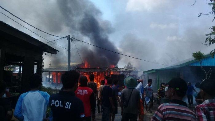 Api Cepat Membesar, Enam Rumah Kayu di Pasar Pengabuan Tanjab Barat Habis Terbakar