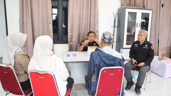 Pengepul  karet  di Jambi bernama Suwarno, terjerat kasus dugaan korupsi perpajakan dengan kerugian Rp 16 miliar lebih. Tersangka dilimpahkan Kejagung ke Kejari Jambi pada Selasa (15/11/2025).