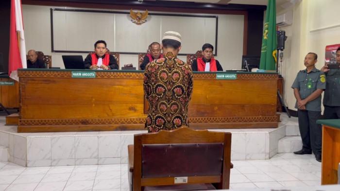Agus Kurnia, terdakwa kasus pembunuhan Eli Jumini di gudang  pupuk Desa Lolo Gedang, divonis 15 tahun penjara.