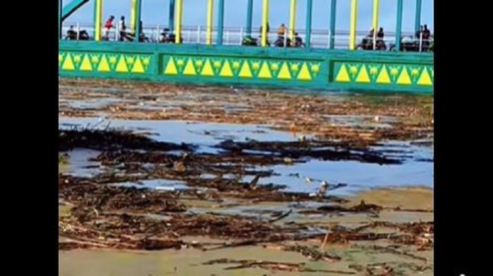 BANJIR - Kayu dan ranting terbawa saat banjir di Kabupaten Sarolangun, Jambi. Senin (27/4/2026) kayu dan ranting itu terbawa hingga Sungai Batanghari