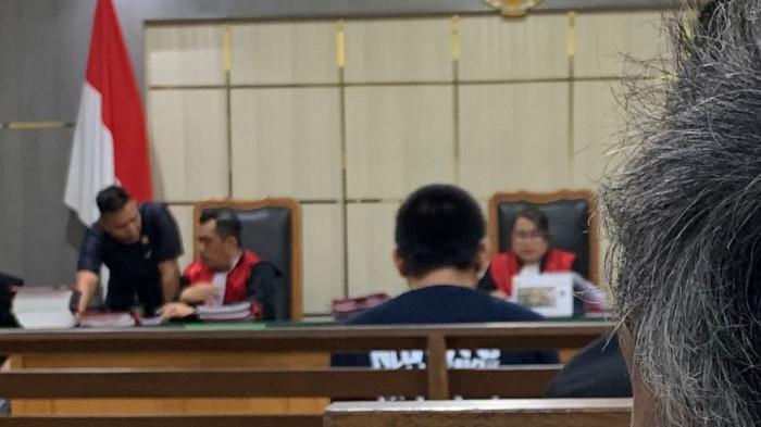VONIS - Dede Maulana, terdakwa kasus pembunuhan IRT di Talang Bakung, Kota Jambi menjalani sidang vonis di PN Jambi pada Selasa (28/4/2026) sore. Dede dituntut dengan  18 tahun penjara oleh Jaksa Penuntut Umum (JPU).