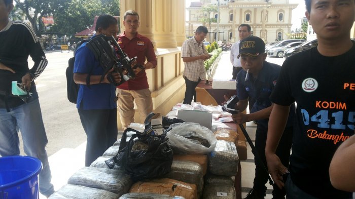 GALERI FOTO: Kapolda dan Unsur Forkompinda Bakar Ganja