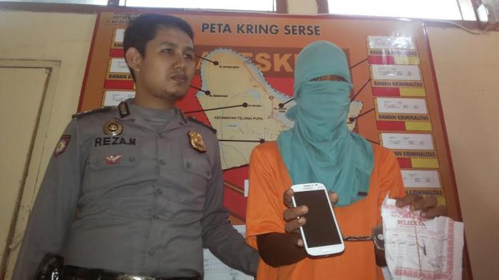 Viki Tipu Korbannya untuk Tukar HP Android dengan Kalung Emas Palsu