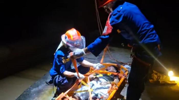 TERJATUH DARI JEMBATAN - Damkartan Kota Jambi mengevakuasi seorang pemuda ada Kumpeh Ulu yang terjatuh dari Jembatan Aurduri II Jambi, Selasa (30/12/2025) dini hari. Korban ditemukan meninggal dunia dengan luka di kepala
