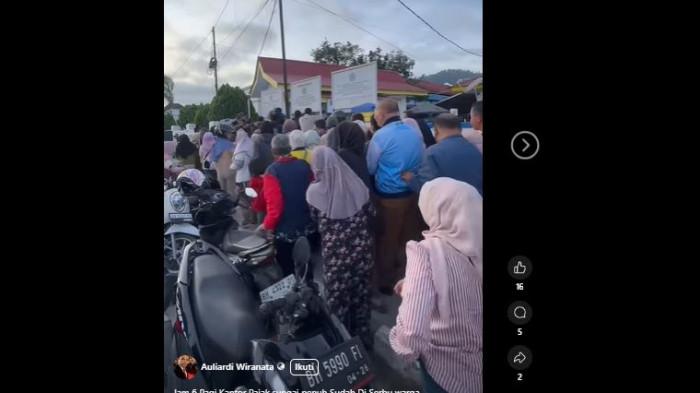 ANTRI DI KANTOR PAJAK - Jelang akhir pendaftaran Coretax, Kantor Pajak Sungai Penuh, Jambi dipadati warga yang akan mengaktifkan dan mendaftar akun Coretax, selasa (30/12/2025).