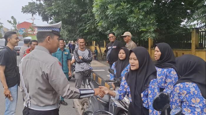 4 Siswi SMK di Jambi Terjaring Razia Gabungan, Dihukum Nyanyikan Indonesia Raya